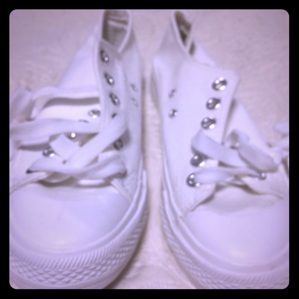 Basic white tennis shoes